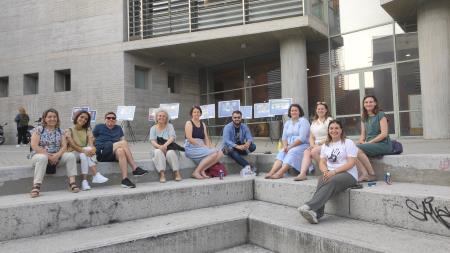 Slupinska fotografija udeležencev mednarodnega dogodka v Grčiji, v ozadju razstava Prostovoljstvo v času Covid-19